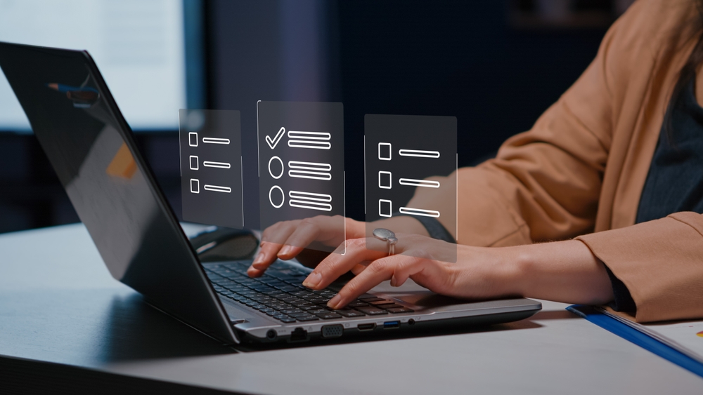 チェックリストを確認する女性社員の画像