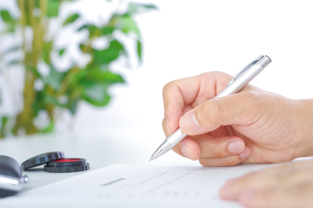 契約書をチェックする手元の画像