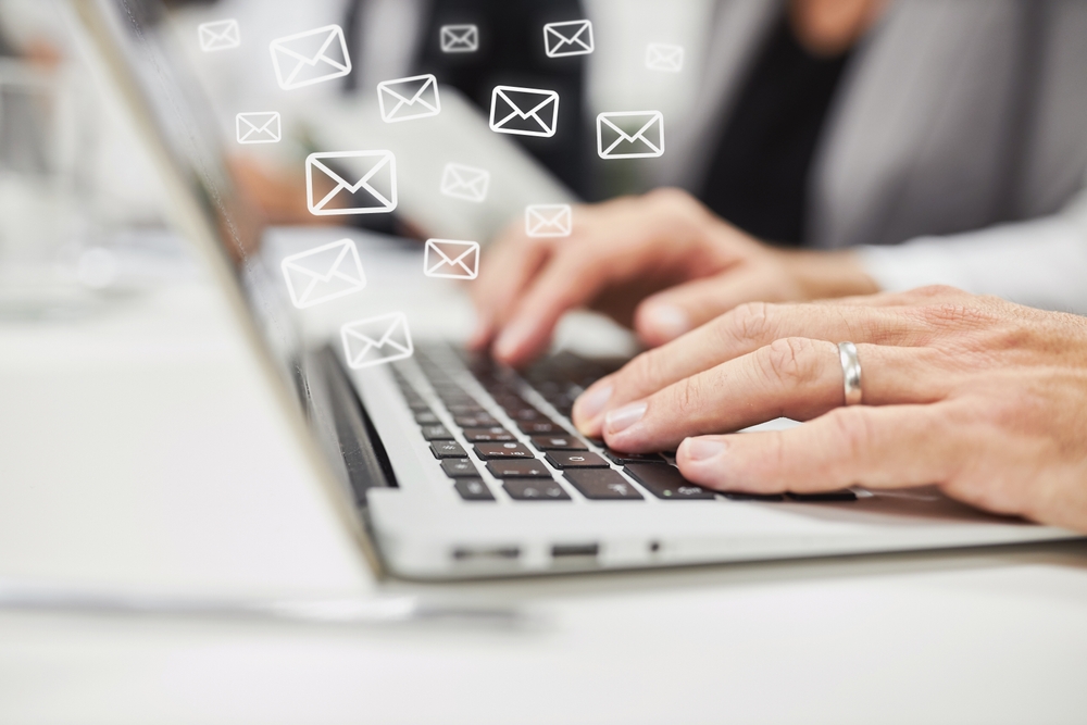 メール返信する手元の画像