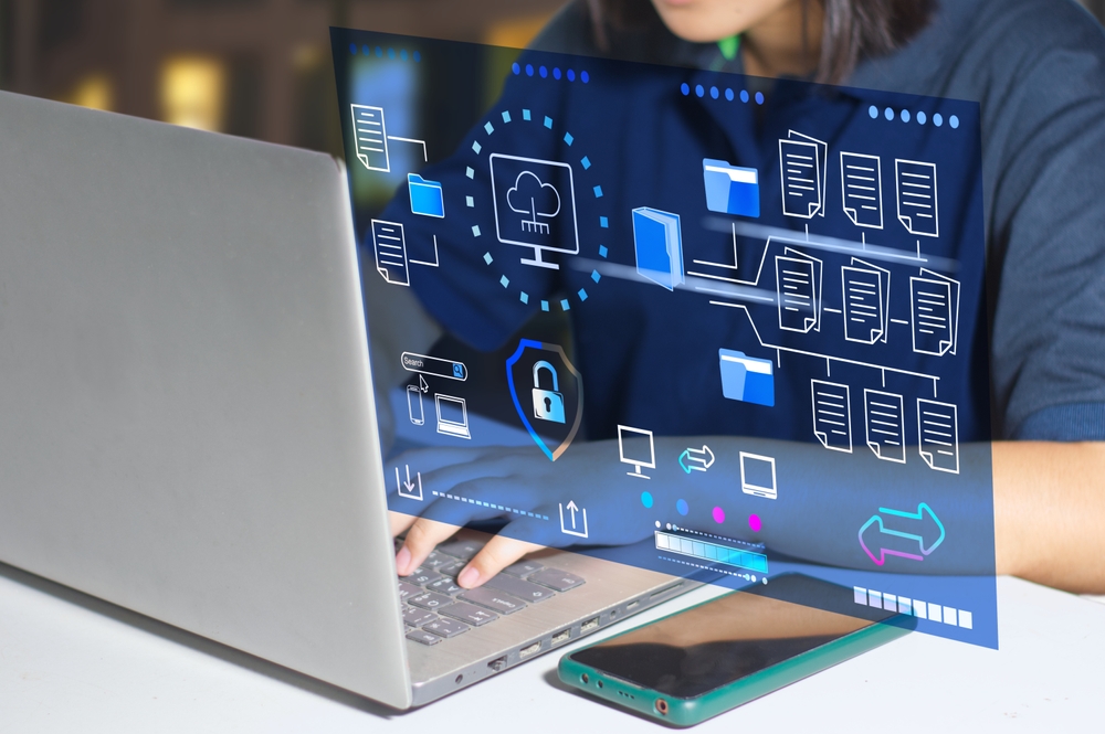 クラウド型不動産情報管理システムを操作する女性の画像